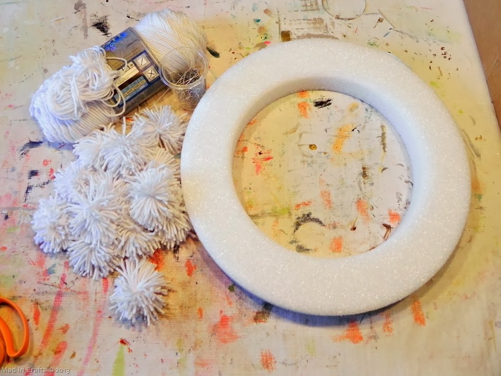 yarn-pom-wreath-materials_thumb1