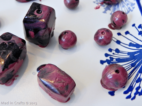 use-nail-polish-to-marble-beads_thum