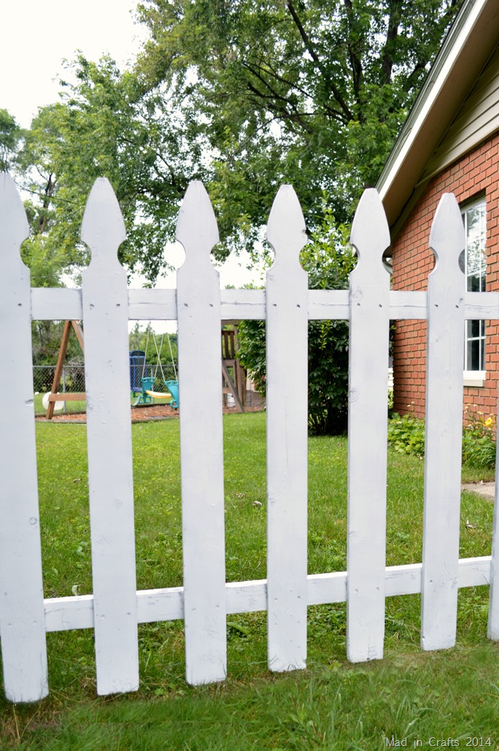 How to Spray Paint a Fence