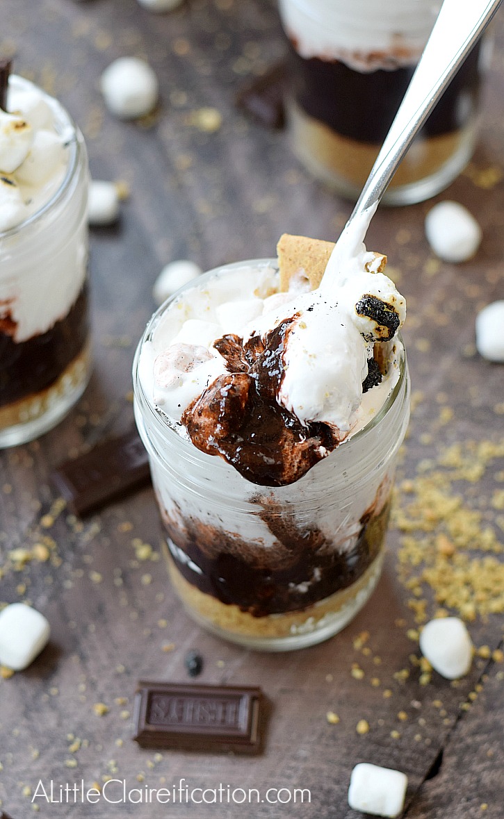 Cool-and-creamy-Smores-in-a-Jar-are-the-perfect-summer-treat-and-they-dont-require-a-campfire-www.alittleclaireification.com_