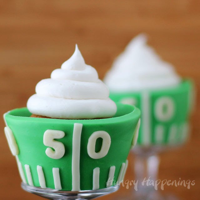 football-field-cupcakes-edible-cupcake-wrappers-Super-Bowl-