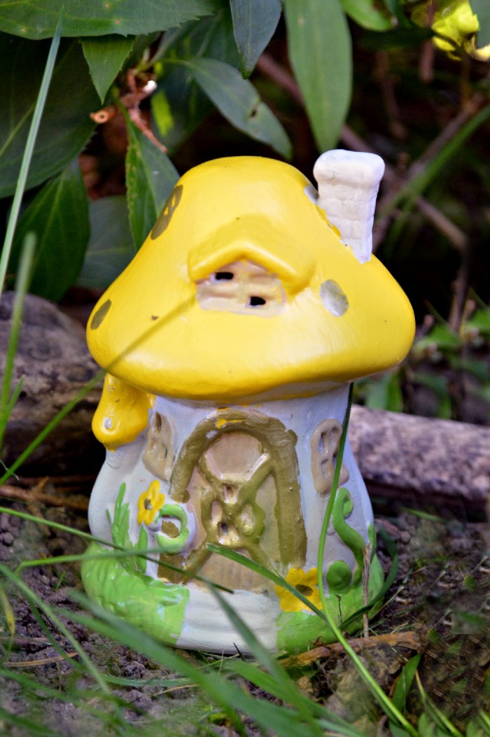 REPAINTING DOLLAR STORE FAIRY HOUSES WITH OUTDOOR PAINT