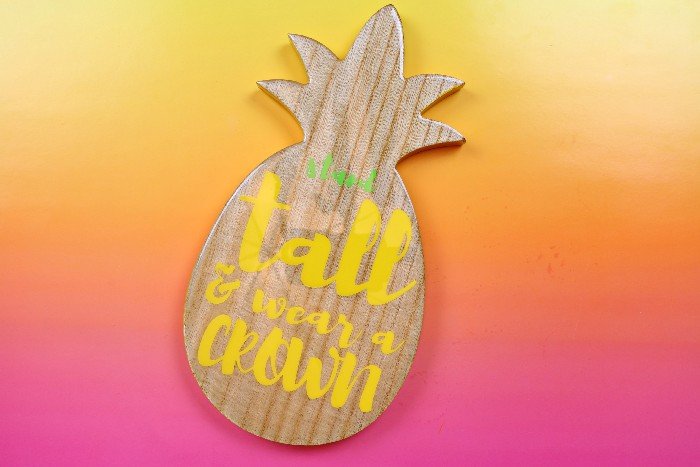 PERSONALIZED PINEAPPLE SIGN USING VINYL AND RESIN