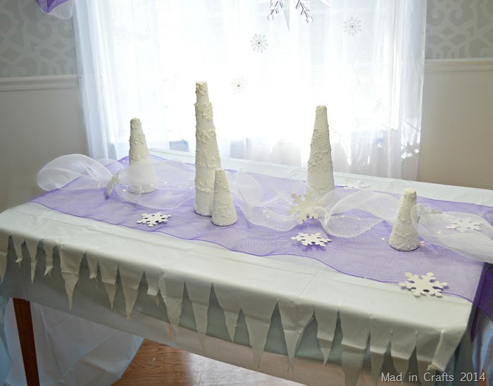 LAYERING A FROZEN PARTY TABLE