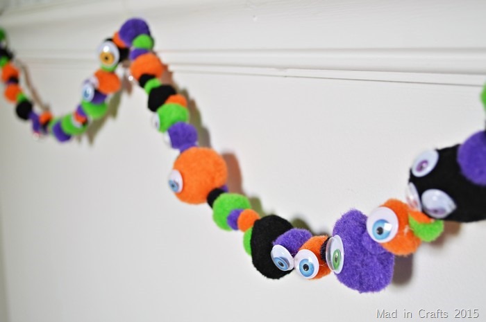 GOOGLY EYED HALLOWEEN POM GARLAND