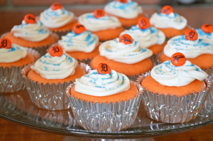 cupcakes decorated in Detroit Tigers colors