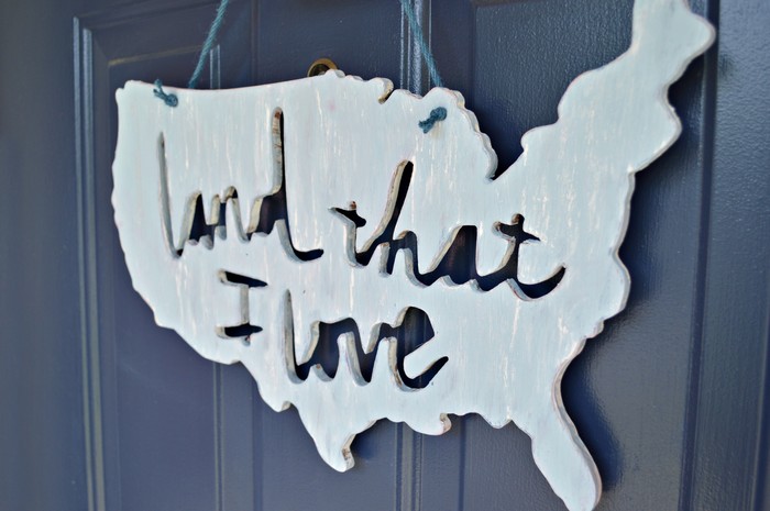 DISTRESSED WOODEN AMERICANA SIGN