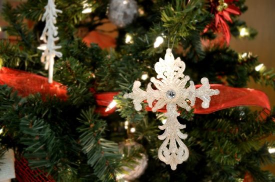 COUNTRY CHURCH TREE WITH DOLLAR STORE DECORATIONS Christmas Decorations ...