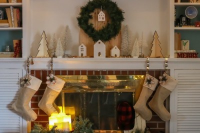 RUSTIC AND NEUTRAL CHRISTMAS MANTEL